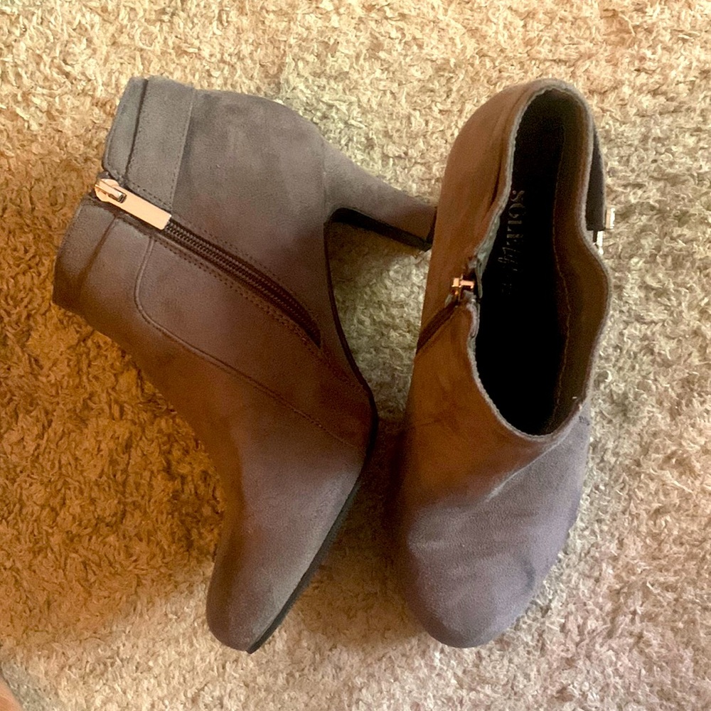 Wide grey bootie with silver buckle